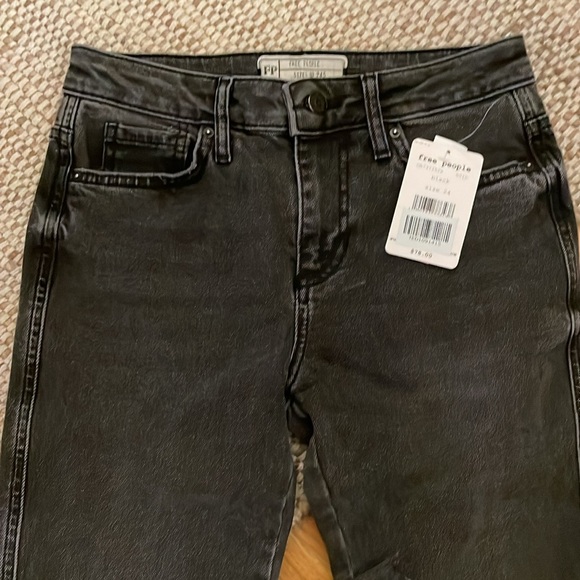 NWT $78 FREE PEOPLE Clean Girlfriend Straight Jean in Black 24 - Picture 2 of 10